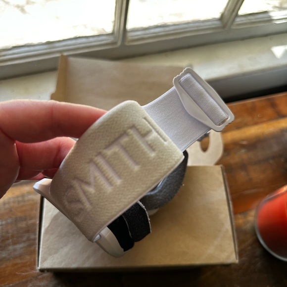 SMITH snow/skiing goggles with anti-fog lens, &
UVA/UVB sun protection - Picture 7 of 12